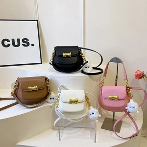 Borsa A Sella Da Donna Tracolla In Pelle PU Con Catena Dorata Fibbia In Metallo E Pendente Mostro Di Peluche Alla Moda