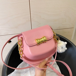 Borsa a tracolla a mezzaluna rosa sakura con catena dorata e ciondolo di peluche