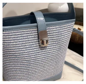 Dettaglio dei bordi in pelle blu, trama intrecciata e chiusura a scatto argentata