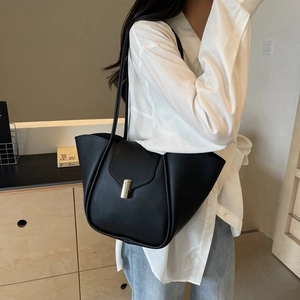 Sac fourre-tout noir minimaliste avec boucle en métal doré et design plié latéral