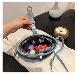 Vista dettagliata della capienza interna di una borsa azzurra con vari oggetti
