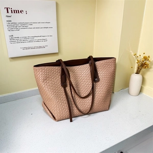 Borsa tote grande minimalista con trama intrecciata e manici marroni per uso quotidiano