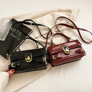 Sac À Main Femme En Cuir PU Verni Minimaliste Français Sac Bandoulière Avec Serrure Dorée Rétro Élégant Brillant