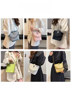 Vari modi per indossare una borsa a secchiello intrecciata con spalline in pelle
