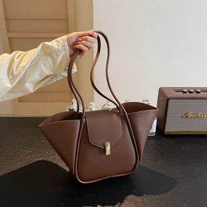 Sac à main minimaliste en cuir marron caramel avec design en éventail et boucle dorée