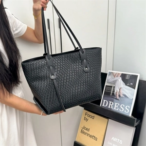 Borsa tote nera minimalista in pelle intrecciata con doppi manici lunghi in stile moderno