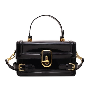 Sac bandoulière minimaliste en cuir verni noir avec ferrures dorées et fini brillant