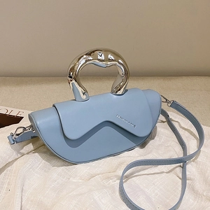 Sac bandoulière demi-lune bleu clair avec poignée argentée géométrique et finition mate