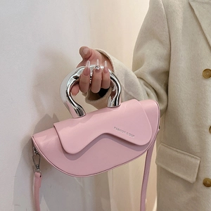 Sac à main demi-lune rose chic avec poignée en métal argenté et bandoulière