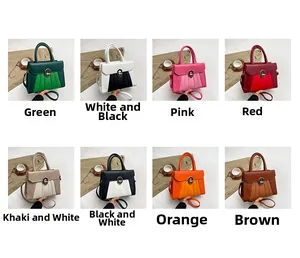 Vue détaillée des sacs à main en cuir PU coloré avec boucles métalliques et bandoulières