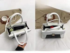 Vue intérieure du sac à main bicolore montrant la poche principale pour tablette et mobile
