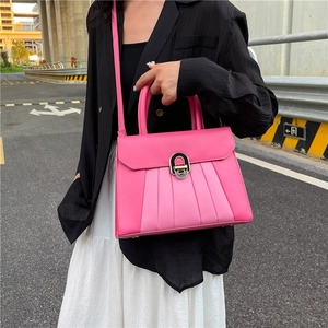 Sac à main rose plissé avec boucle en métal et bandoulière réglable pour femmes