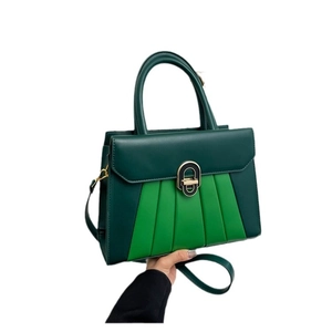 Sac à main bicolore en cuir vert avec design plissé, serrure en métal et bandoulière amovible