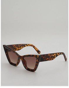 Detailed 45-degree view of retro tortoiseshell cat-eye sunglasses with brown gradient lenses