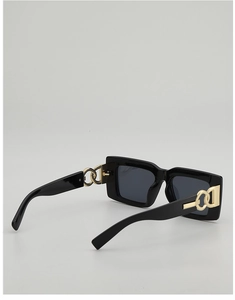 Détail de lunettes de soleil rectangulaires noires avec chaîne dorée sur la branche