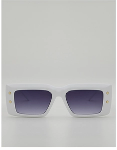 Détails de lunettes de soleil blanches avec verres dégradés violets et rivets dorés
