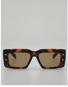 Détail des lunettes de soleil rectangulaires écaillées avec verres bruns et points dorés