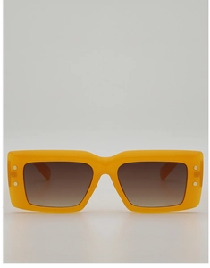 Gros plan sur des lunettes de soleil rectangulaires orange avec verres dégradés et rivets