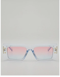 Détail macro de lunettes de soleil rectangulaires avec verres dégradés rose-bleu et rivets