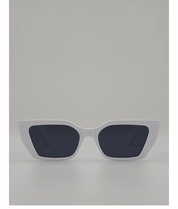 Vista frontale di occhiali da sole bianchi stile cat-eye con lenti grigio scuro UV
