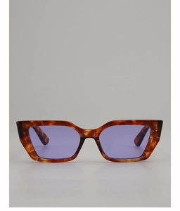 Dettaglio occhiali da sole tartarugati con lenti viola traslucide in stile vintage