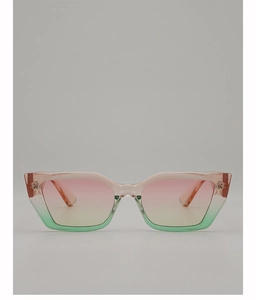 Dettaglio occhiali da sole poligonali con montatura sfumata rosa e verde menta