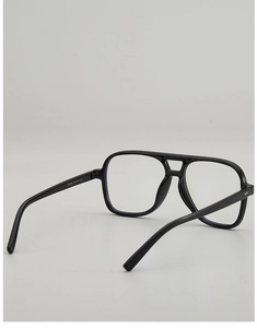 Vue macro de lunettes noires rétro à double pont montrant les détails sur la branche