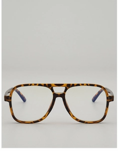 Détail de lunettes pilote rétro à double pont avec texture écaille et verres clairs