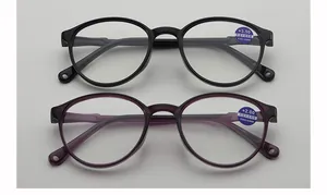 Detail von schwarzer und lila runder Lesebrille mit Blaulichtfilter-Resingläsern