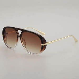 Fashionable oversized aviator sunglasses with brown gradient lenses and gold metal temples
