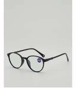 Detail der Lesebrille +3.50 mit Anti-Blaulicht-Gläsern und schwarzem Rundrahmen