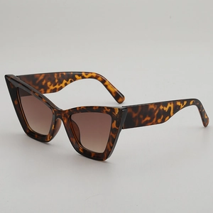 Vintage cat eye sunglasses in tortoiseshell frame with gradient lenses for women