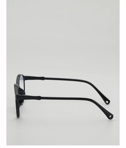 Detailansicht der mattschwarzen Vollrand-Lesebrille mit schmalen Bügeln von der Seite