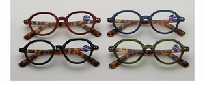 Dettaglio di occhiali da lettura rotondi con aste tartarugate in vari colori vintage