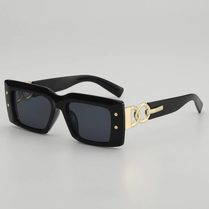 Lunettes de soleil carrées noires rétro avec détail de chaîne dorée sur les branches