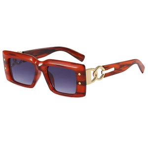 Lunettes de soleil carrées en écaille avec branches chaîne dorées et verres violets
