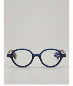 Dettaglio occhiali da lettura +3.00 con montatura blu, aste tartarugate e filtro luce blu
