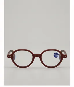 Dettaglio degli occhiali da lettura tondi rossi con lenti anti luce blu da +3.50