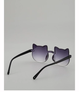 Dettaglio di occhiali da sole per bambini con orecchie da gatto e lenti sfumate viola