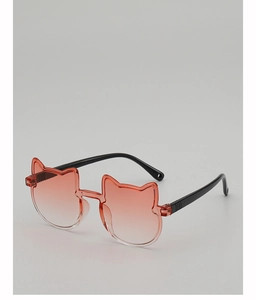 Dettaglio di occhiali da sole per bambini a forma di gatto con sfumatura rosa-arancio