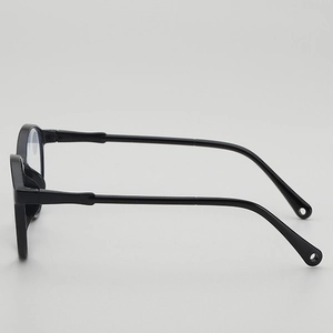 Klassische schwarze Vollrand-Lesebrille mit leichtem Rahmen und Blaulichtfilter-Gläsern
