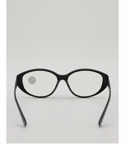 Detail of black cat-eye reading glasses with high-definition anti-blue light +2.50 lenses