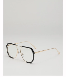 Detailed close-up showing the double bridge and black-gold frame of these pilot sunglasses