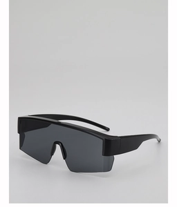 Detailansicht der schwarzen Oversize-Radbrille mit dunklen, transparenten Gläsern