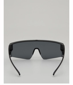 Vorderansicht der schwarzen Oversize-Radsport-Sonnenbrille mit grauen Gläsern und Nasensteg