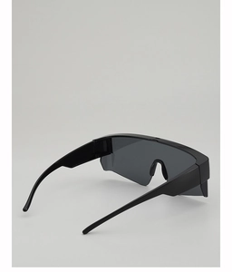 Nahaufnahme der schwarzen Sport-Sonnenbrille mit nahtloser polarisierter Scheibe
