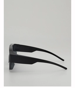 Seitenansicht der schwarzen Rundum-Radbrille mit breitem Rahmen und poliertem Finish