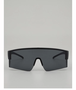 Frontansicht der schwarzen Oversize-Schildsonnenbrille mit nahtlosem Glas