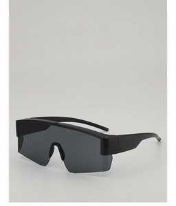 Detailansicht der mattschwarzen Oversize-Radbrille mit dunkelgrauen Shield-Gläsern