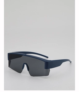 Nahaufnahme der matten marineblauen Radbrille mit rauchgrauen Wrap-Around-Gläsern